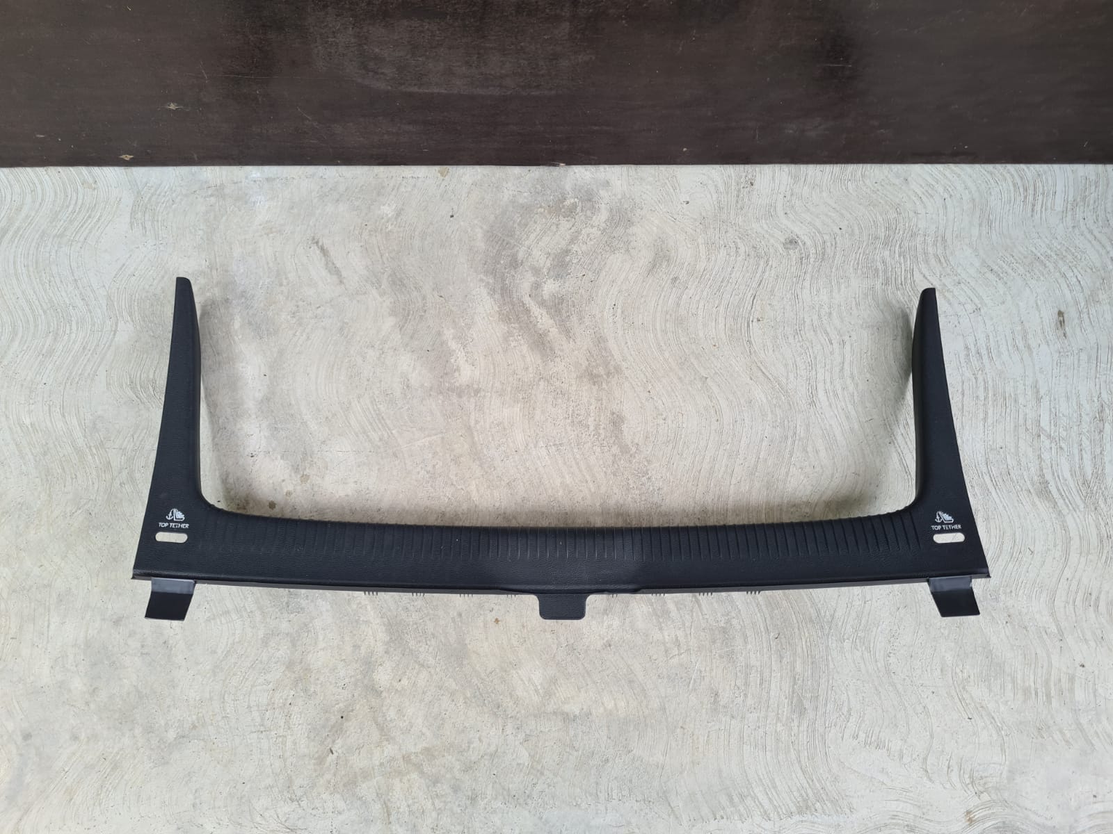 Plastika na zadnjem veznom limu Golf 6 limuzina 1K6863459 / za duboki ...