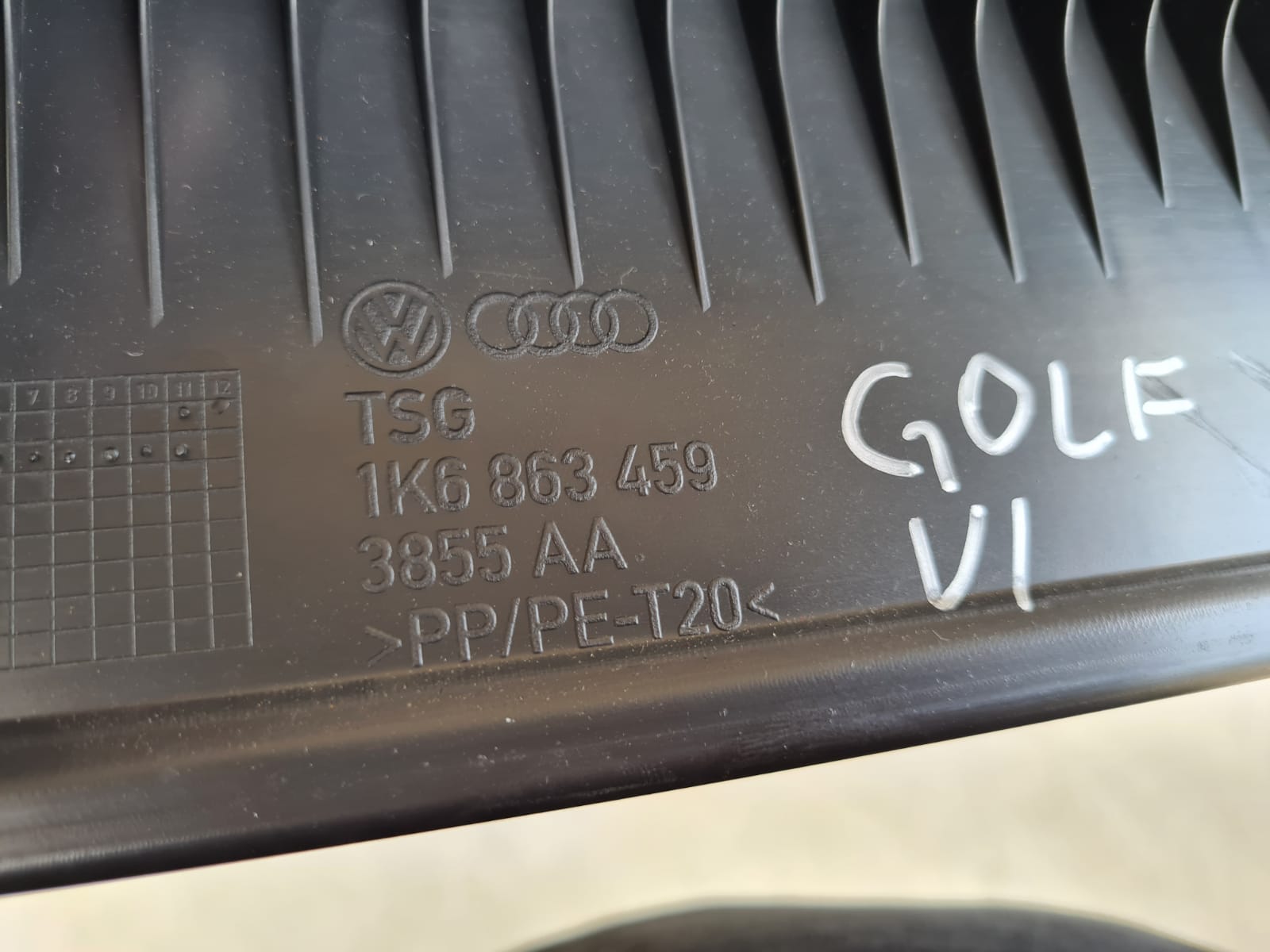 Plastika na zadnjem veznom limu Golf 6 limuzina 1K6863459 / za duboki ...