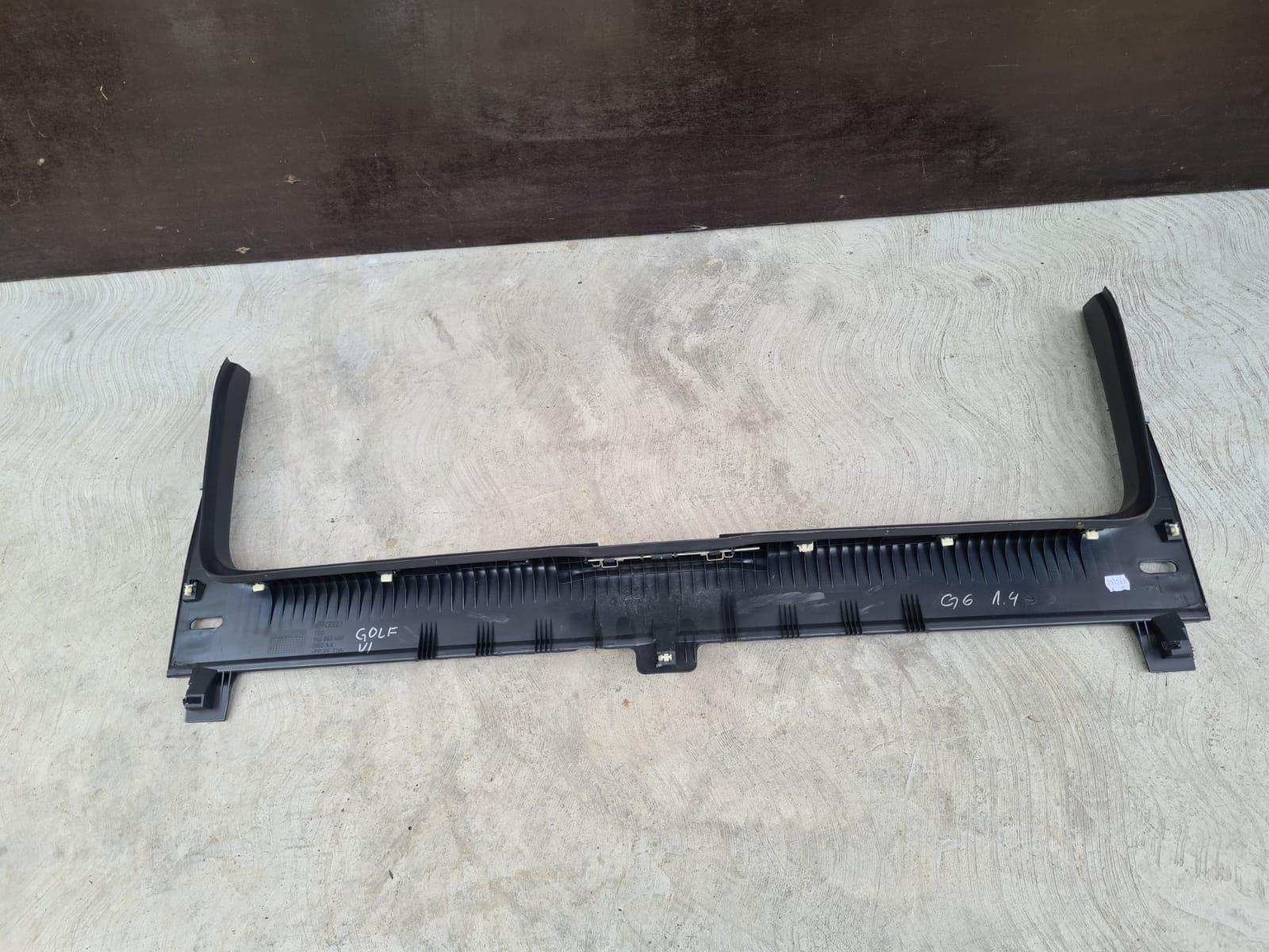 Plastika na zadnjem veznom limu Golf 6 limuzina 1K6863459 / za duboki ...